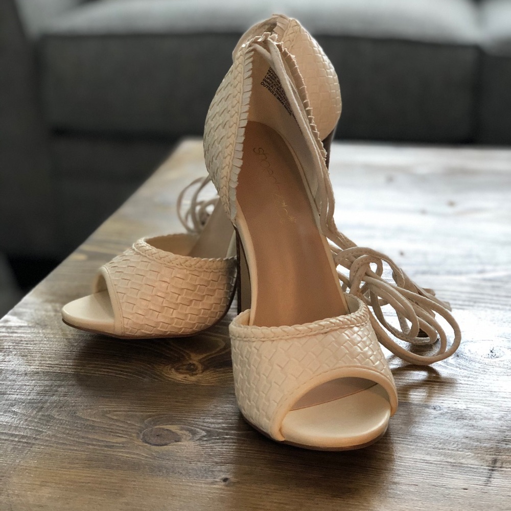 Cream peep toe sandal heels• size 6